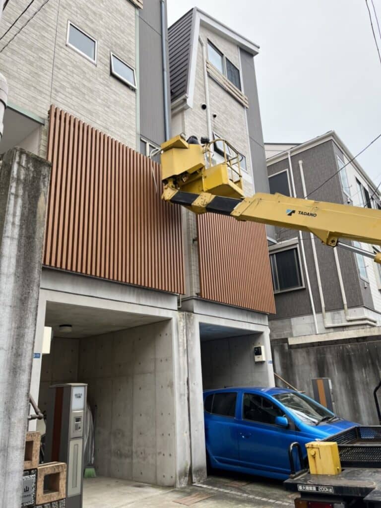 高所作業車でのエアコン取り付け、埼玉県川口市にて。