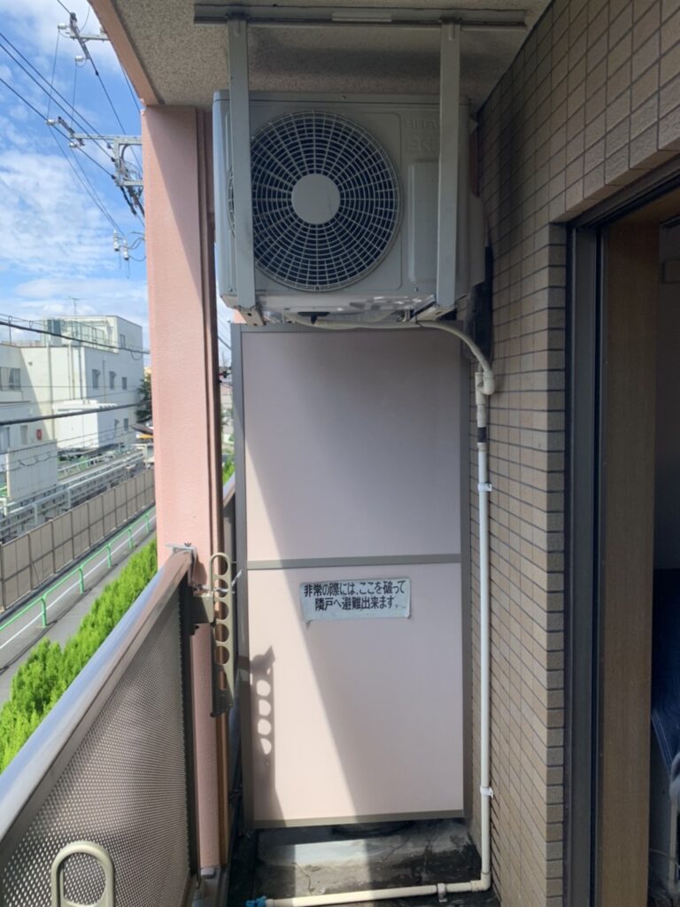 埼玉県草加市でエアコン新設、室外機天吊り工事。