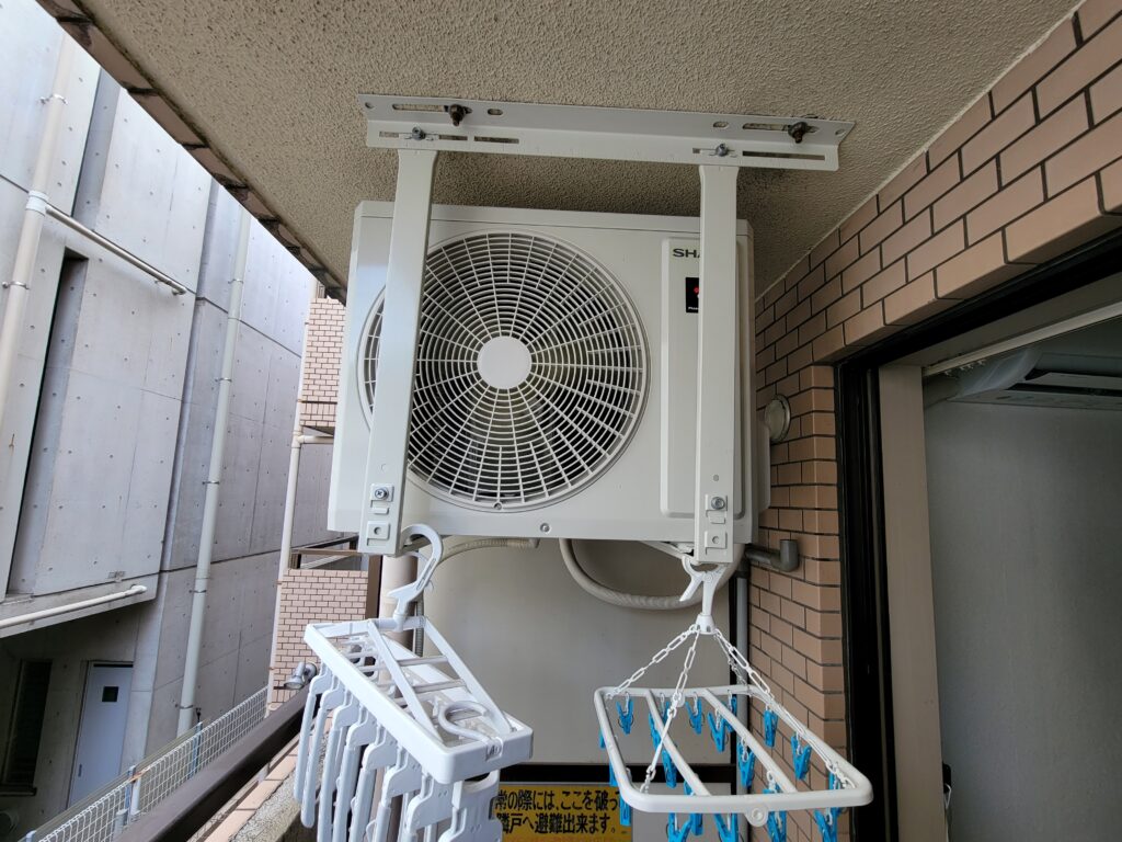 埼玉県春日部市でエアコン入れ替え工事、室外機天吊り仕様です！