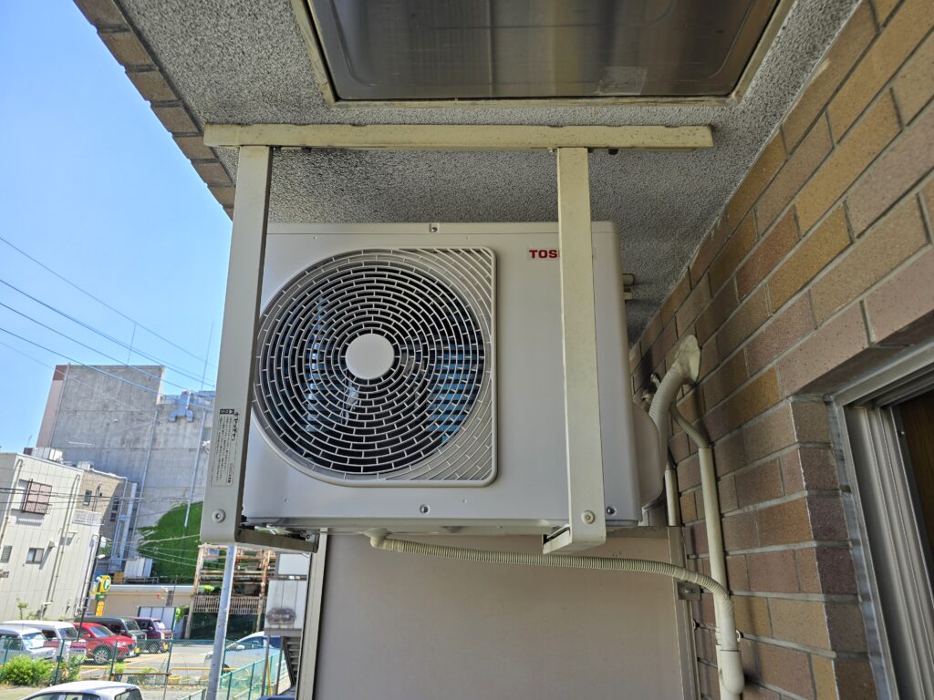 エアコン新設工事、室外機天吊り。埼玉県草加市にて。