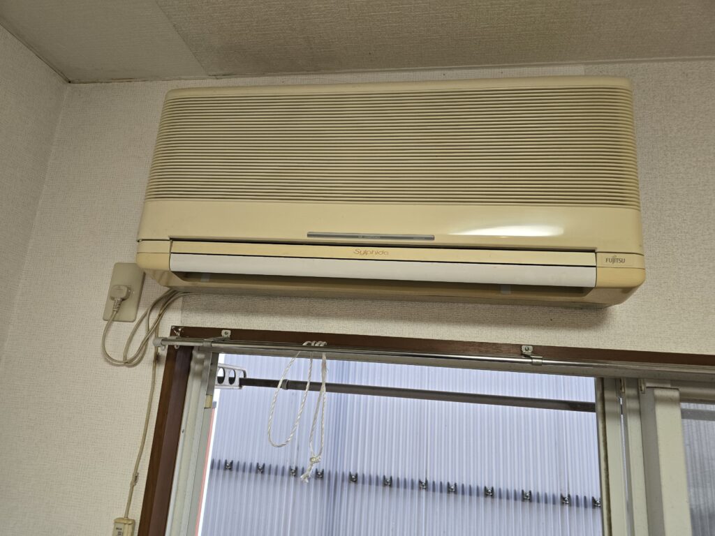 梅雨入りした途端にこの暑さ！埼玉県加須市でエアコン入れ替え工事。